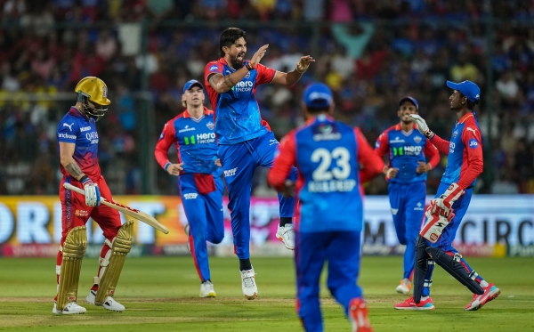 IPL 2023 RCB vs DC Ishant sharma dismissed Virat Kohli for 27 runs and sledged him after pumped celebration at Bangalore