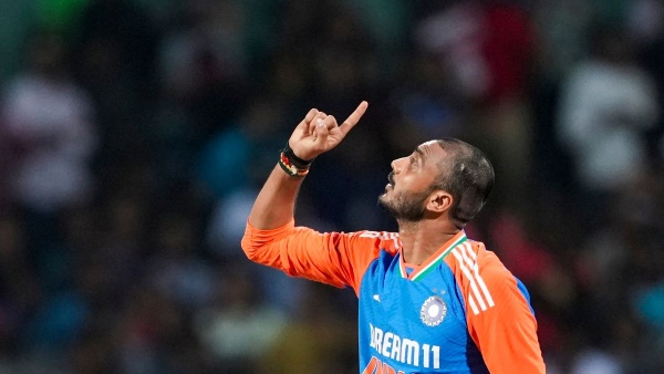 ind-vs-eng-axar-patel-gave-15-runs-in-first-over-but-finished-with-22-for-2