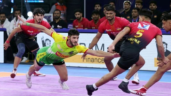 PKL Eliminator Ayan s 19-Point Masterclass Patna Pirates Defeat Bengaluru Bulls to Register 8th Consecutive Win
