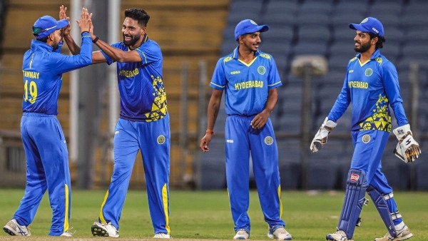SMAT 2025 Mohammad Siraj Decimates Mumbai s Star-Studded Lineup in Syed Mushtaq Ali Trophy