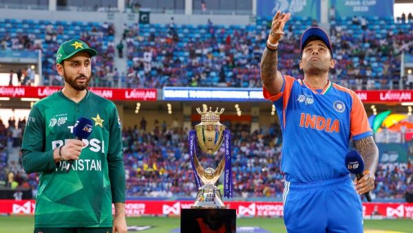 IND vs PAK T20 WC 2026 Pakistan Wins Toss Abhishek Sharma and Kuldeep Yadav in playing XI