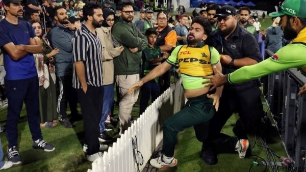 PAK vs ENG Tensions Erupt at T20 World Cup England and Pakistan Fans Clash in Pallekele match