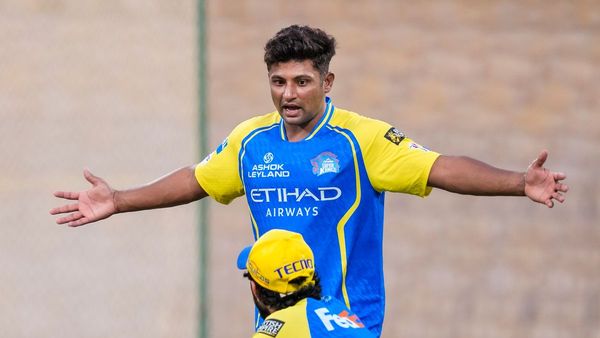 Sarfaraz Khan listening to Dilip Vengsarkar s advice