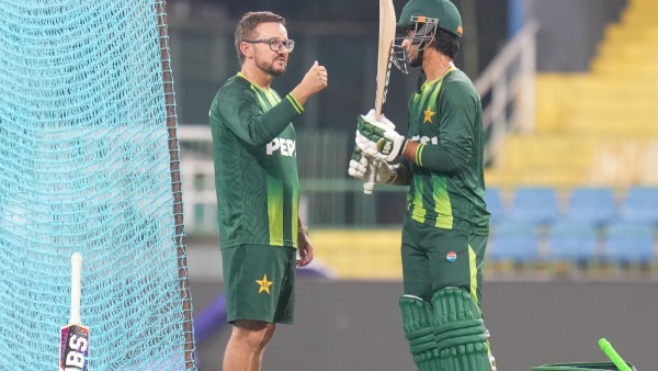 Pak coach Mike Hesson