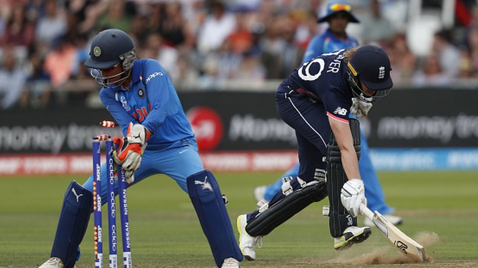 3 விக்கெட்டுகளை இழந்து தடுமாறும் இங்கிலாந்து