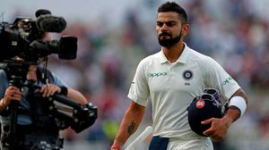 గడ్డు కాలంలో ఆ ఇద్దరే నన్ను కాపాడారు: విరాట్ కోహ్లీ