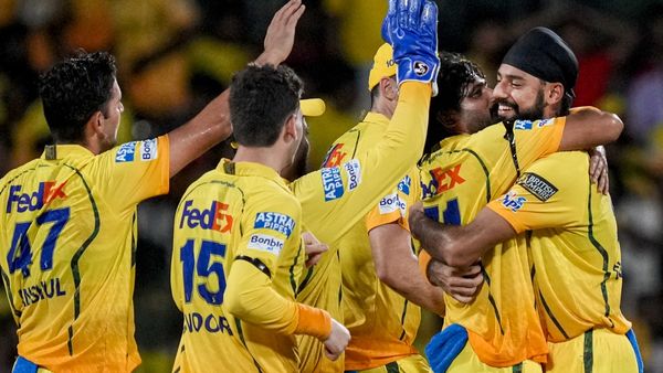 CSKకు బిగ్ షాక్.. టోర్నీ నుంచి స్టార్ పేసర్ ఔట్!