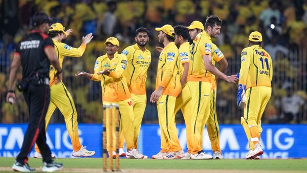 సీఎస్కేకు బిగ్ షాక్.. ప్లేఆఫ్ రేసు వేళ స్టార్ ఆల్‌రౌండర్ దూరం!