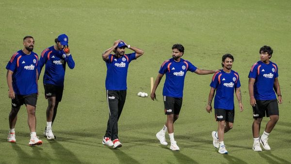 టీమిండియాకు బిగ్ షాక్.. స్టార్ బౌలర్ అవుట్!