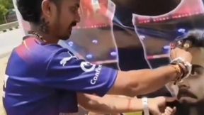 Virat Kohli: కోహ్లీకి మణికట్టు కోసుకుని రక్త తిలకం దిద్దిన అభిమాని (వీడియో) Virat Kohli: కోహ్లీకి మణికట్టు కోసుకుని రక్త తిలకం దిద్దిన అభిమాని (వీడియో)