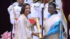 పద్మశ్రీ పురస్కారంతో మెరిసిన వరల్డ్ కప్ విన్నింగ్ కెప్టెన్! పద్మశ్రీ పురస్కారంతో మెరిసిన వరల్డ్ కప్ విన్నింగ్ కెప్టెన్!