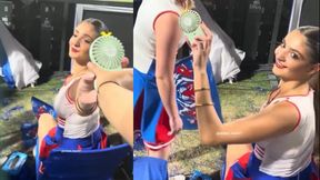 అభిమాని పెద్ద మనసు.. చీర్ లీడర్ ఫిదా! (వీడియో) అభిమాని పెద్ద మనసు.. చీర్ లీడర్ ఫిదా! (వీడియో)