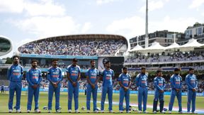 చేతికి నల్లటి రిబ్బన్లతో బరిలోకి దిగిన భారత జట్టు.. కారణం తెలిస్తే కన్నీళ్లు ఆపకోలేరు! చేతికి నల్లటి రిబ్బన్లతో బరిలోకి దిగిన భారత జట్టు.. కారణం తెలిస్తే కన్నీళ్లు ఆపకోలేరు!