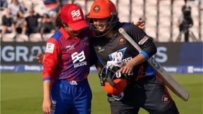 పాక్ క్రికెటర్ను హగ్ చేసుకున్న భారత క్రికెటర్.. నెటిజన్లు ఫైర్!(వీడియో) పాక్ క్రికెటర్ను హగ్ చేసుకున్న భారత క్రికెటర్.. నెటిజన్లు ఫైర్!(వీడియో)