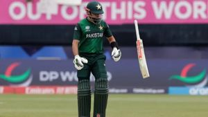 Asia Cup 2025: అందుకే బాబర్ ఆజామ్‌ను ఎంపిక చేయలేదు: పాకిస్థాన్ హెడ్ కోచ్