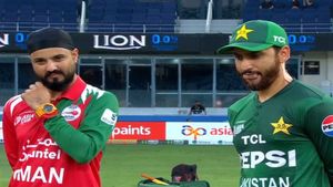 PAK vs OMN: ఒమన్ బౌలర్ల ధాటికి పాక్ తడబాటు!