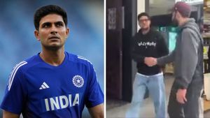 శుభ్‌మన్ గిల్‌‌‌ ముందు పాక్ అభిమాని చిల్లర చేష్టలు!(వీడియో)