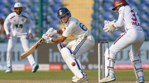 IND vs WI: డబుల్ సెంచరీ ముంగిట యశస్వి జైస్వాల్.. టీమిండియా భారీ స్కోర్!