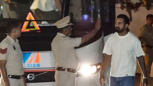 టీమిండియా ఆటగాళ్లకు గంభీర్ దావత్!(వీడియో)
