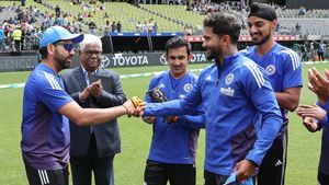 IND vs AUS: టీమిండియాకు బిగ్ షాక్.. గాయంతో స్టార్ ఆల్‌రౌండర్ దూరం!