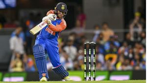 11 సిక్సులు, 7 ఫోర్లు, 32 బంతుల్లోనే సెంచరీ.. అభిషేక్ శర్మ విధ్వంసం!
