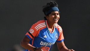 కోహ్లీ, రోహిత్ కాదు.. అతనే నా ఫేవరేట్ క్రికెటర్: శ్రీచరణి