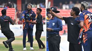 హార్దిక్ కోసం ఎగబడ్డ హైదరాబాద్ ఫ్యాన్స్.. మ్యాచ్‌కు అంతరాయం!(వీడియో)