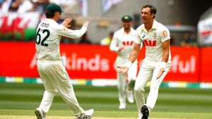 రెచ్చిపోయిన స్టార్క్:  ఇంగ్లాండ్‌ ఘోర పరాజయం!