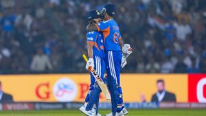 రాయ్‌పూర్‌లో రచ్చ: ఇషాన్‌ను హత్తుకున్న సూర్య! (వీడియో)