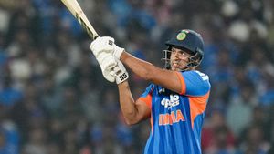 IND vs NZ: ఏం గుండెరా అది.. తొలి బంతికే బాహుబలి సిక్సర్! (వీడియో)