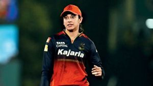 WPL 2026: ఆర్‌సీబీ జోరు.. గుజరాత్ బేజారు! ప్లే ఆఫ్స్ బెర్త్ ఖరారు!