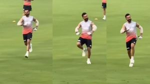 అర్ష్‌దీప్‌ను అనుకరిస్తూ నవ్వులు పూయించిన కింగ్ కోహ్లీ! (వీడియో)