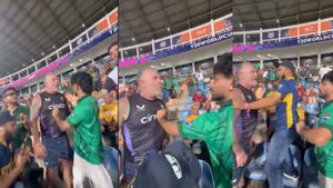 పాక్ ఓటమి.. పిడిగుద్దులు కురిపించుకున్న ఫ్యాన్స్! (వీడియో)