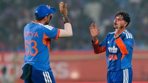 IND vs PAK: మరోసారి గొడవపడిన కుల్దీప్, సూరీడు!(వీడియో)