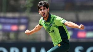 IND vs PAK: పాక్ బౌలర్ బలుపు! (వీడియో)