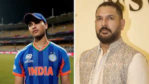 అభిషేక్ శర్మకు చెప్పు చూపించిన యువరాజ్ సింగ్!