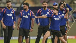 అతడి పేరు చెబితేనే ఇంగ్లాండ్ వణుకుతోంది.. పక్కనపెట్టొద్దు: మాజీ క్రికెటర్ 