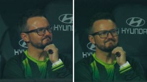 కన్నీటి పర్యంతమైన పాక్ హెడ్ కోచ్!