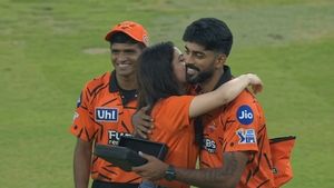 SRH యువ పేసర్‌కు హగ్ ఇచ్చిన కావ్య మారన్? (వీడియో)