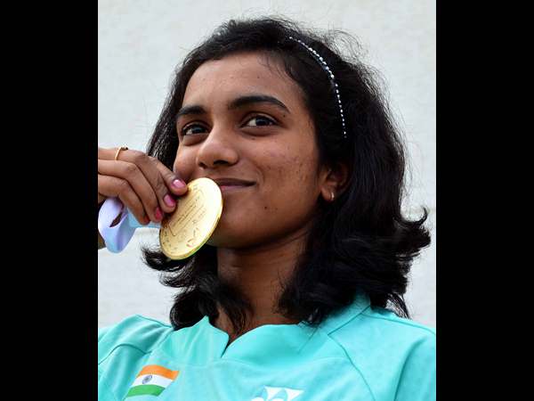 ముద్దాడుతూ సింధు ఇలా..