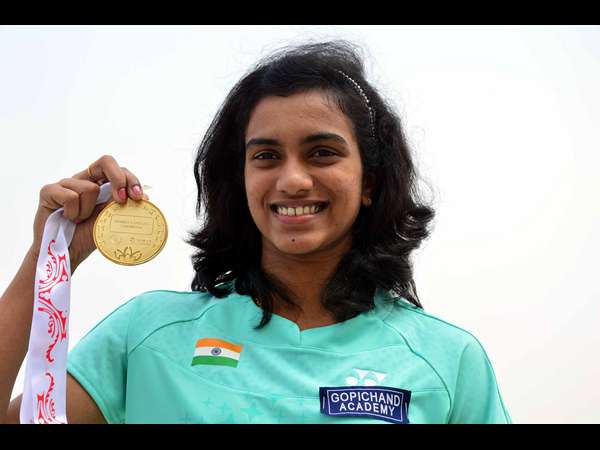 టైటిల్‌ను ప్రదర్శిస్తూ..