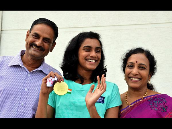 తల్లిదండ్రులతో పివి సింధు..