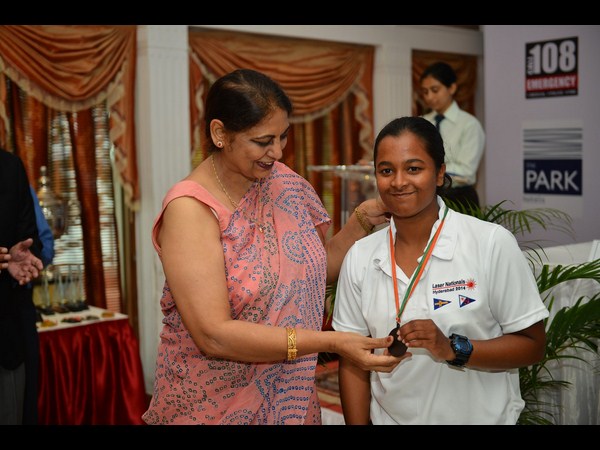 విజేతలకు పతకాలు