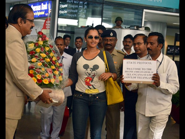 అధికార లాంఛనాలతో...