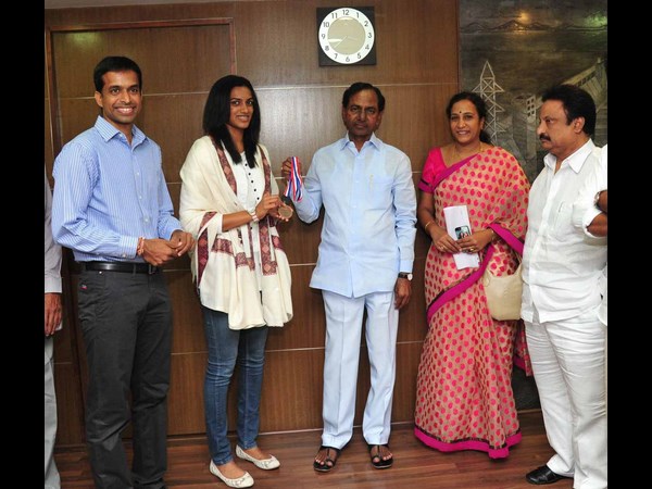 కెసిఆర్‌తో గోపిచంద్, సింధు ఇలా...