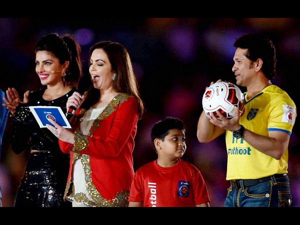 కన్నుల పండుగగా ఐఎస్ఎల్ ఆరంభ వేడుకలు కన్నుల పండుగగా ఐఎస్ఎల్ ఆరంభ వేడుకలు