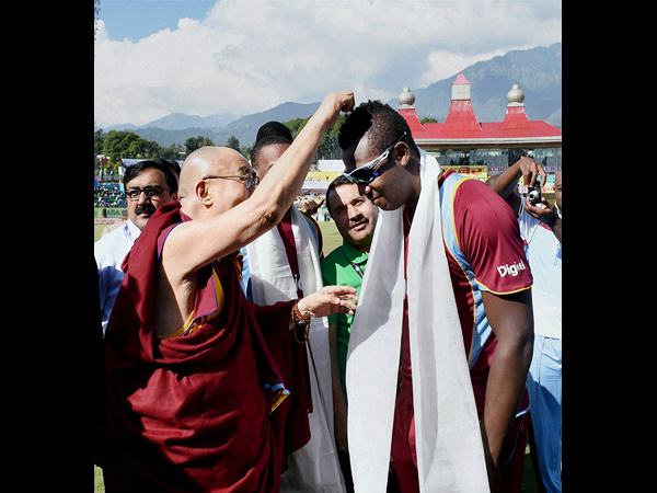 క్రికెటర్లకు దలైలామా ఆశీస్సులు