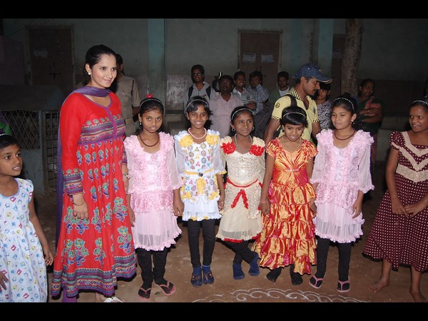 రెయిన్ బో అనాధ ఆశ్రమంలో సానియా