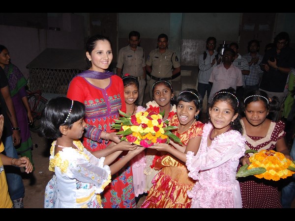 రెయిన్ బో అనాధ ఆశ్రమంలో సానియా