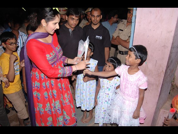 రెయిన్ బో అనాధ ఆశ్రమంలో సానియా